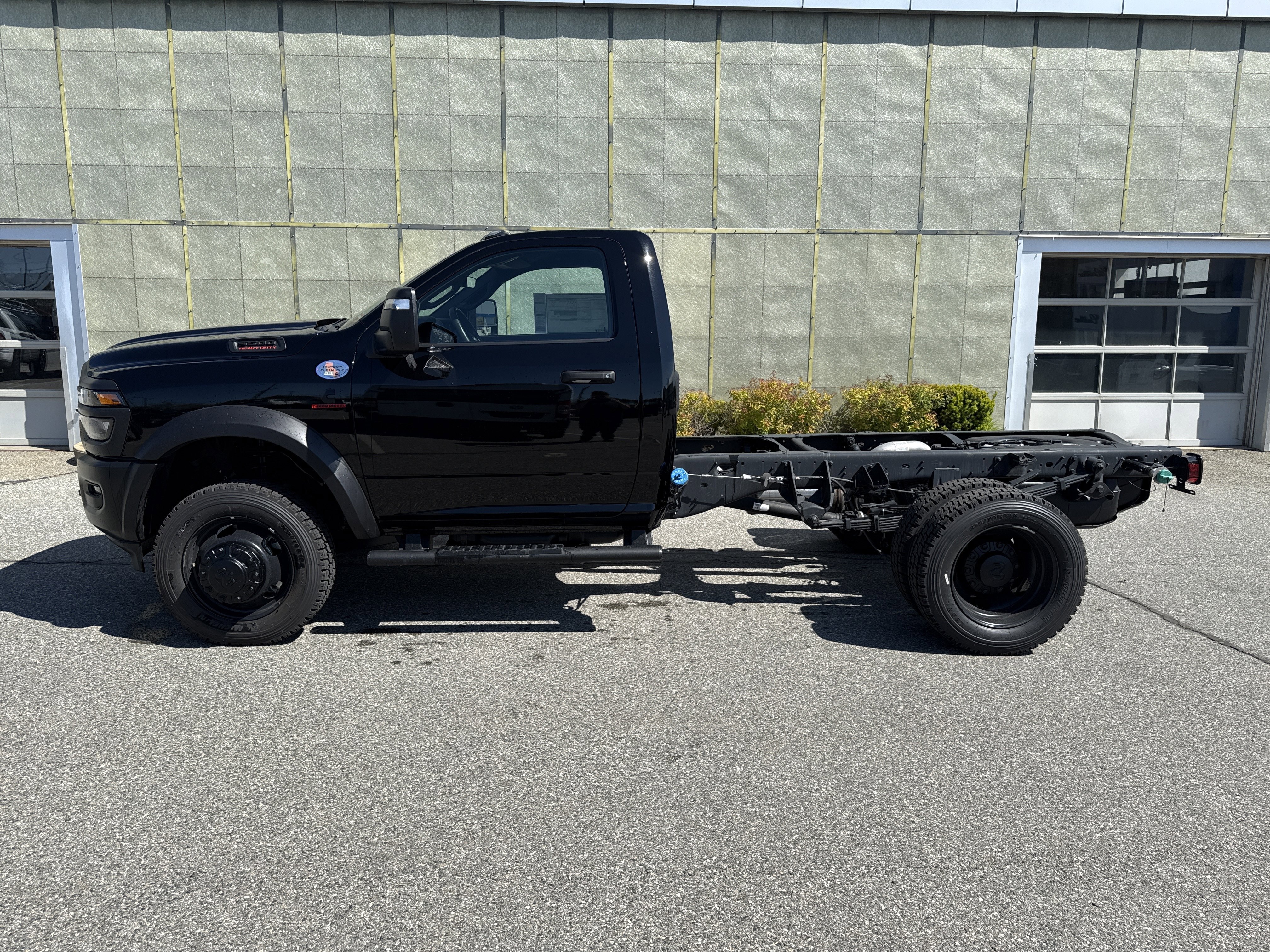 New 2026 Diamond Black Crystal Pearl-Coat Exterior Paint RAM Tradesman image 3