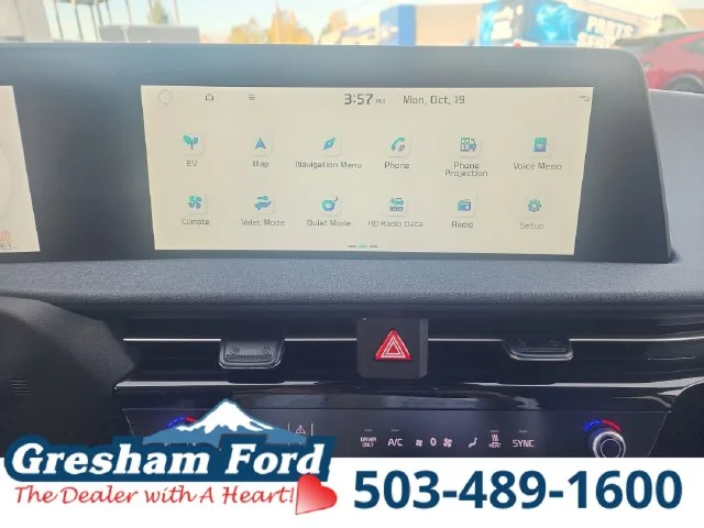 Used 2023 Snow White Pearl Kia Wind image 23