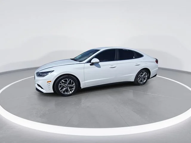 Used 2023 White Hyundai SEL image 4