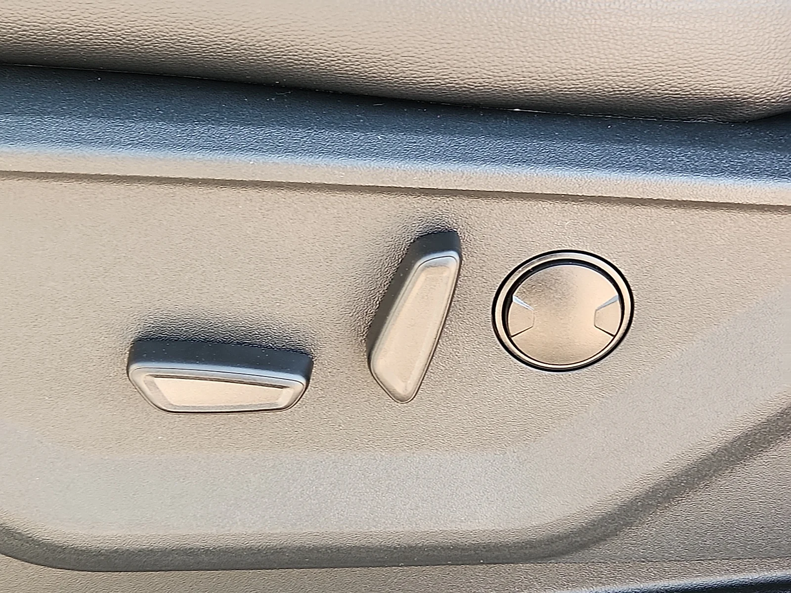 New 2027 Oxford White Ford Lariat image 16