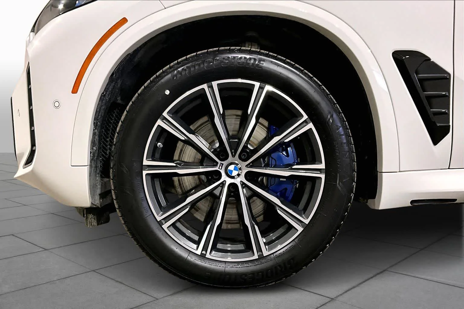 New 2026 Alpine White BMW M60i image 17