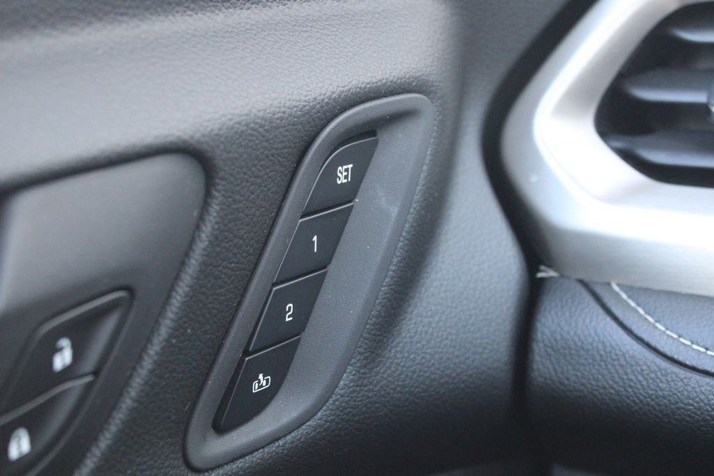 Used 2019 Silver GMC Denali image 4