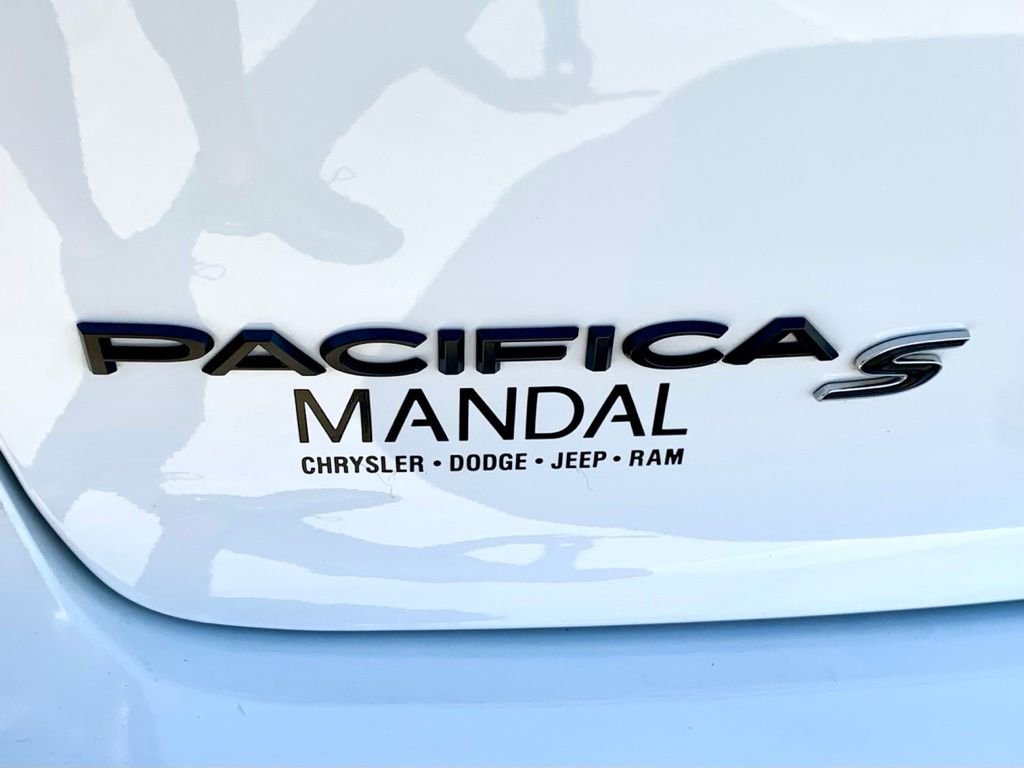 Used 2025 White Chrysler Limited image 48