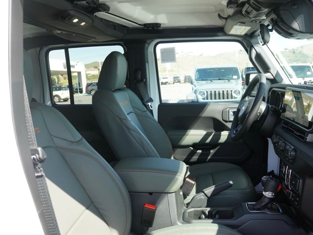 New 2026 Bright White Clear-Coat Exterior Paint Jeep Mojave image 18