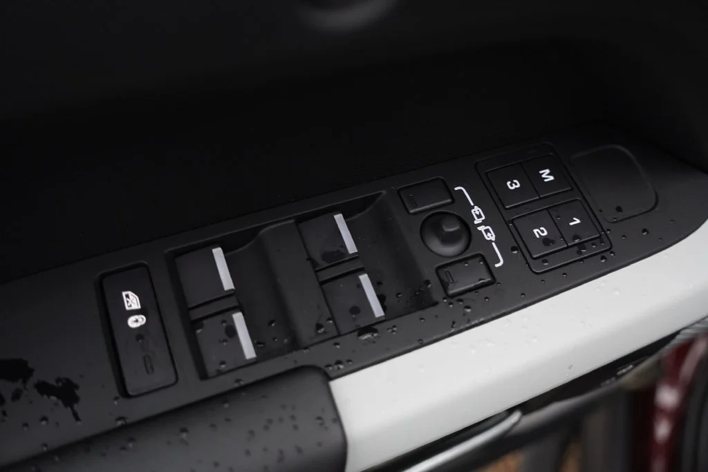Used 2023  Land Rover SE image 25