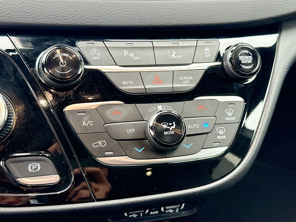 Used 2025 Black Chrysler Select image 17