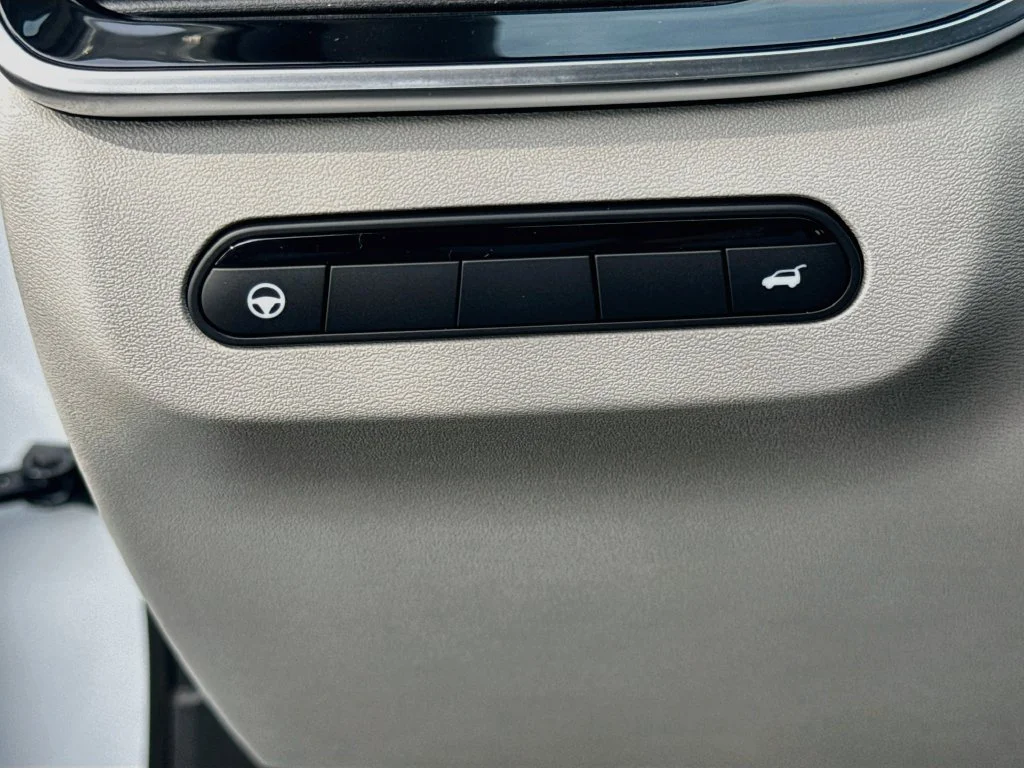 New 2027 RADIANT WHITE INFINITI Luxe FWD image 10