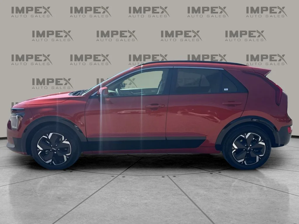 Used 2023 Red Kia Wind image 2