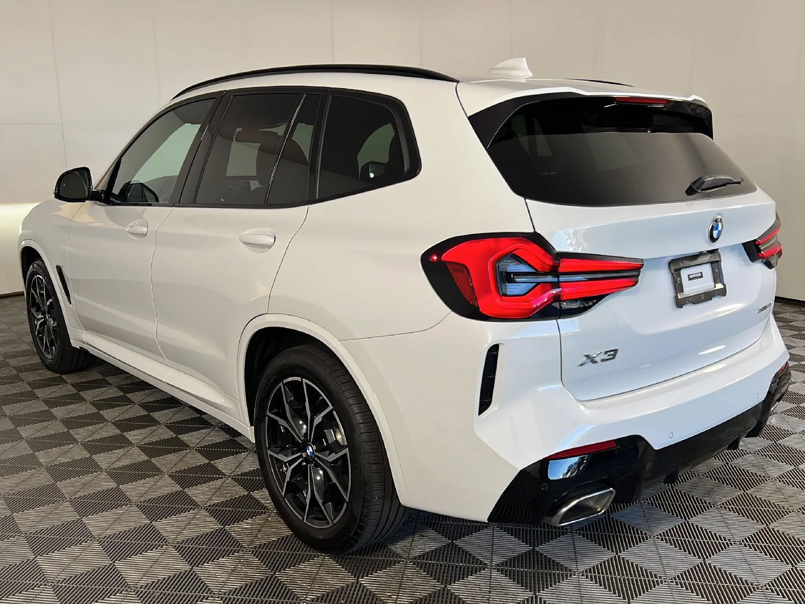Used 2023 Alpine White BMW xDrive30i image 17