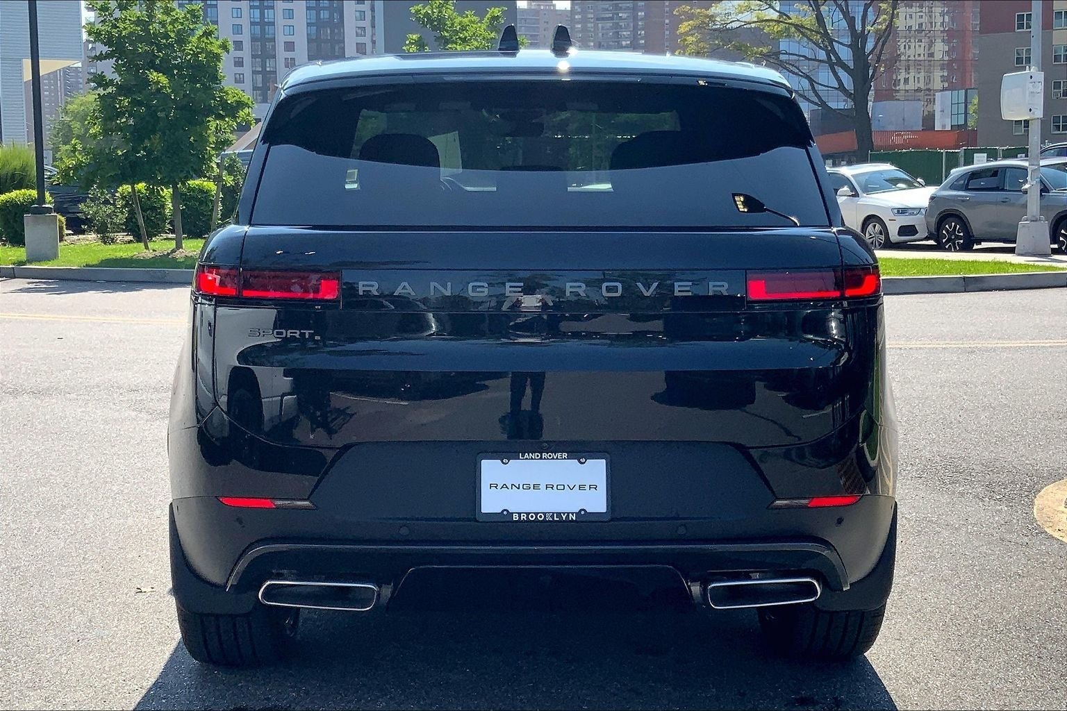 New 2026 Santorini Black Land Rover SE image 4