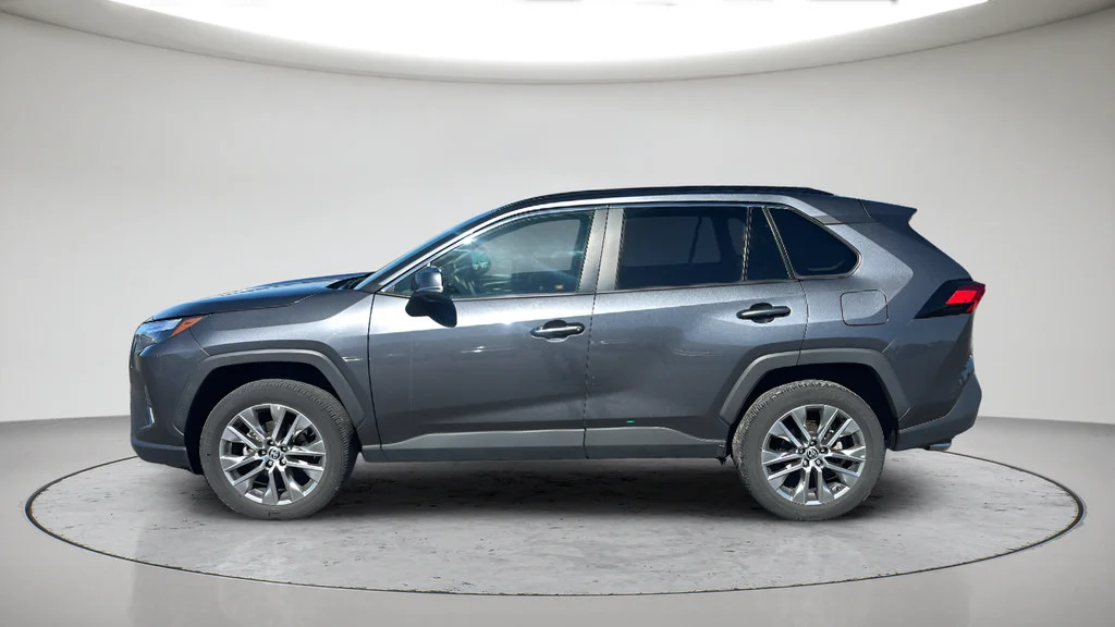 Used 2023  Toyota XLE Premium image 9