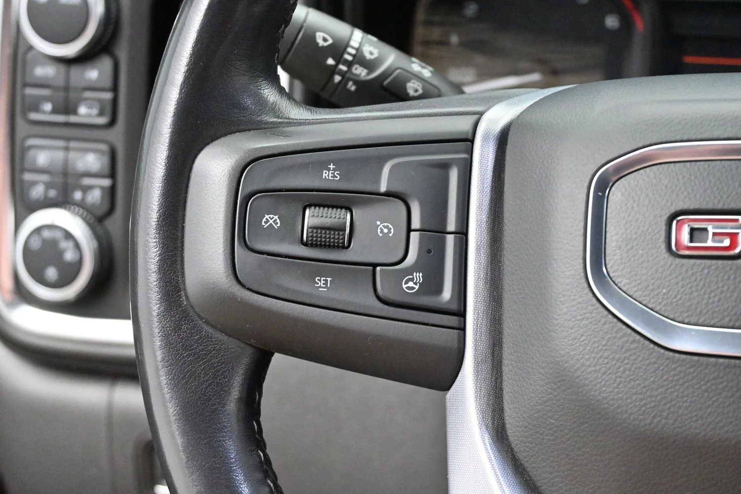 Used 2020 Onyx Black GMC Elevation image 17