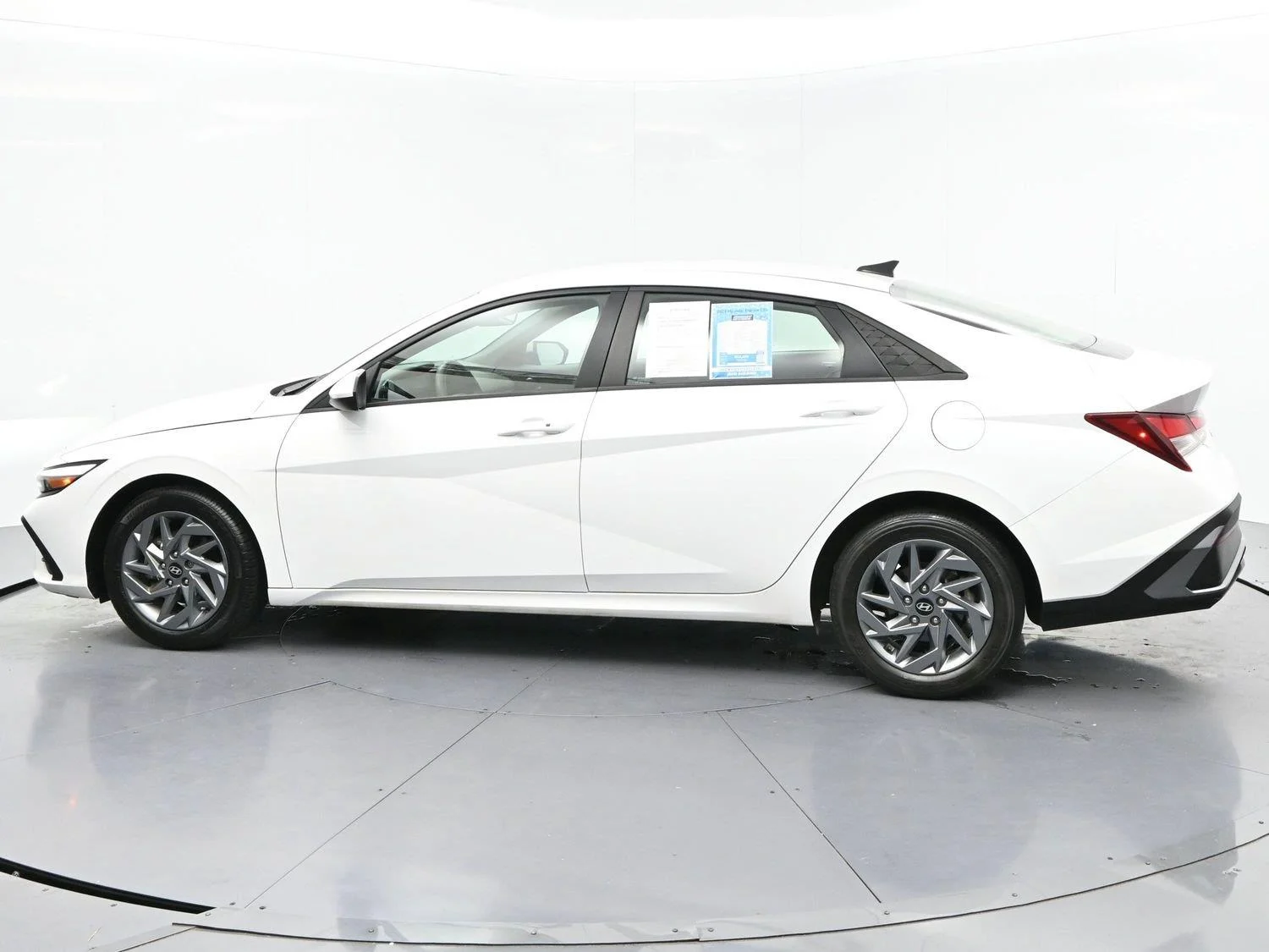Used 2024 Serenity White Hyundai SEL image 5