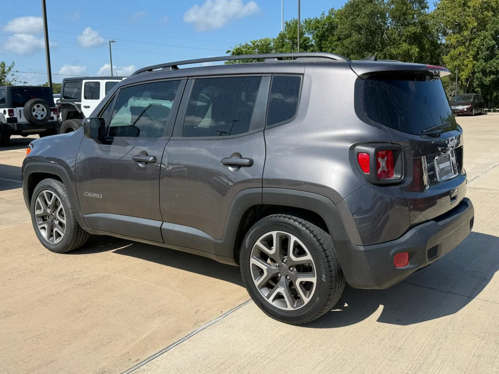 Used 2018 Granite Crystal Metallic Clearcoat Jeep Latitude image 3