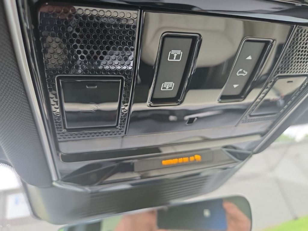 Certified Used 2023 Belgravia Green Metallic Land Rover SE image 25