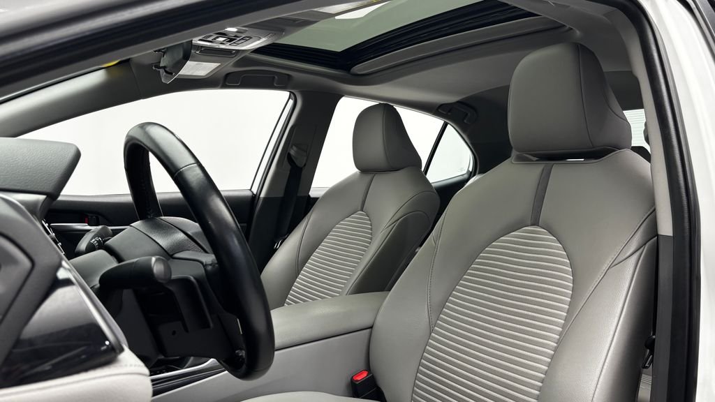 Used 2020 White Toyota SE image 9