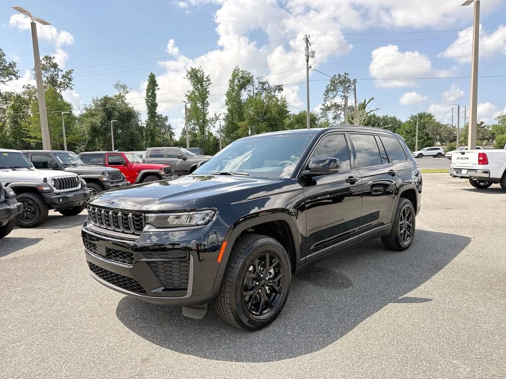 New 2026 Diamond Black Crystal Pearl-Coat Exterior Paint Jeep Laredo image 8