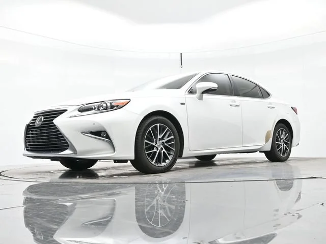 Used 2016 Eminent White Pea Lexus 4DR SDN image 11