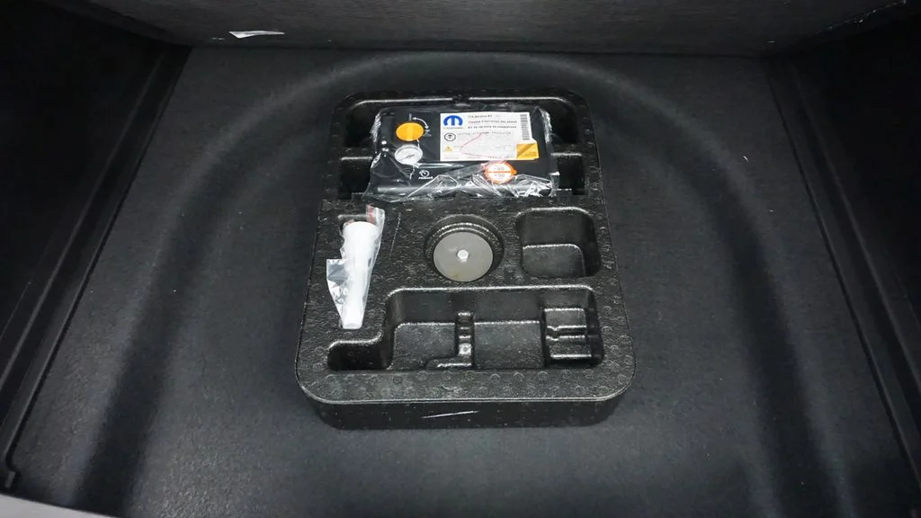 New 2026 Diamond Black Crystal Pearlcoat Jeep Latitude image 23