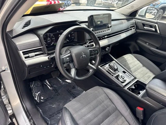 Used 2023 White Mitsubishi SE image 10