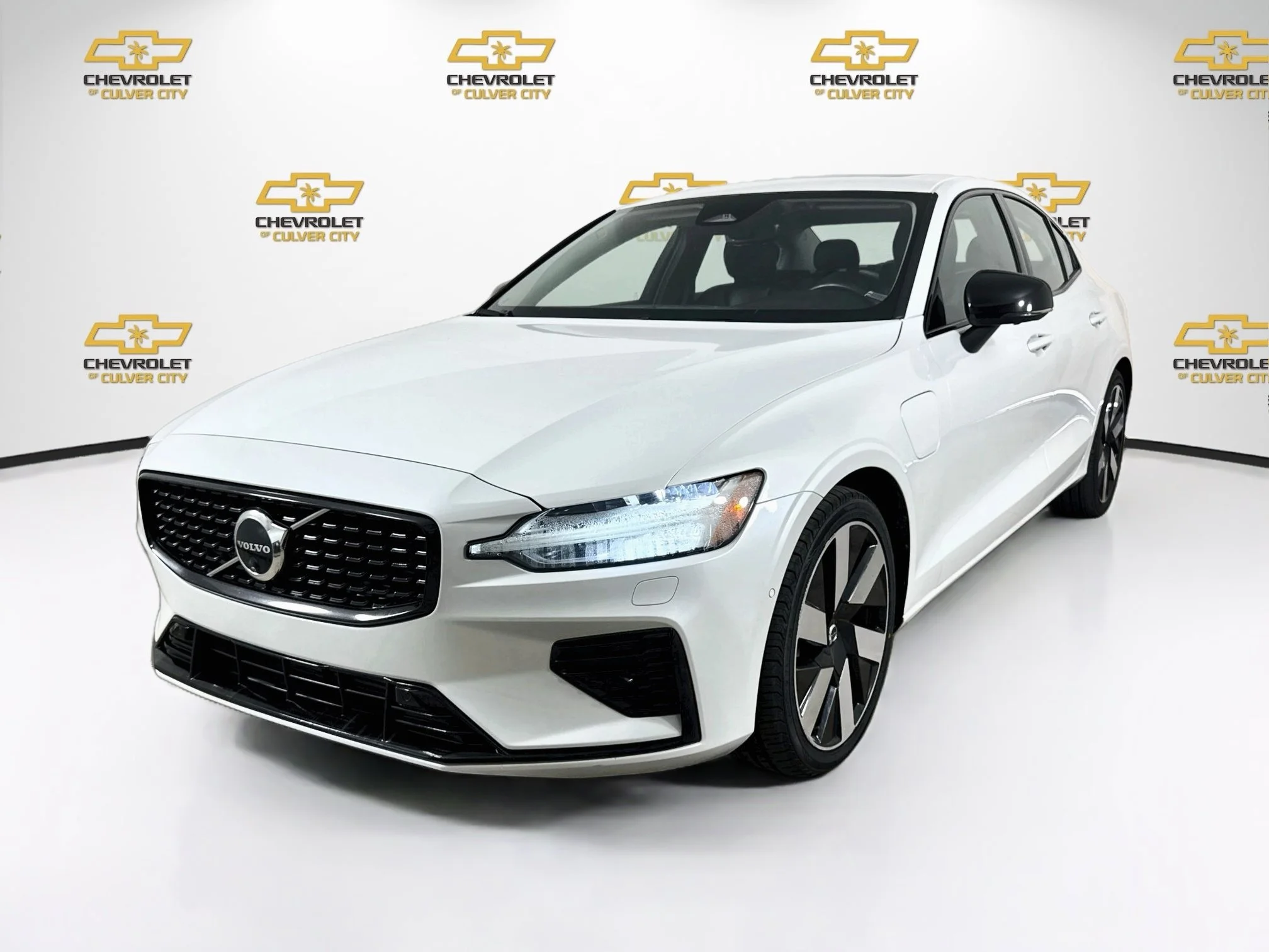 Used 2024 White Volvo Plus Dark Theme image 3