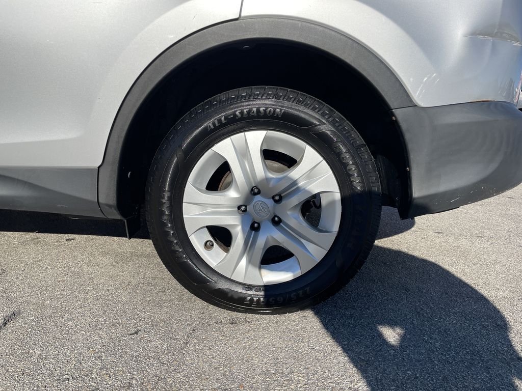 Used 2015 Silver Toyota LE image 10