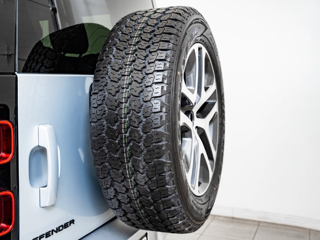 Used 2024 Hakuba Silver Metallic Land Rover S image 51
