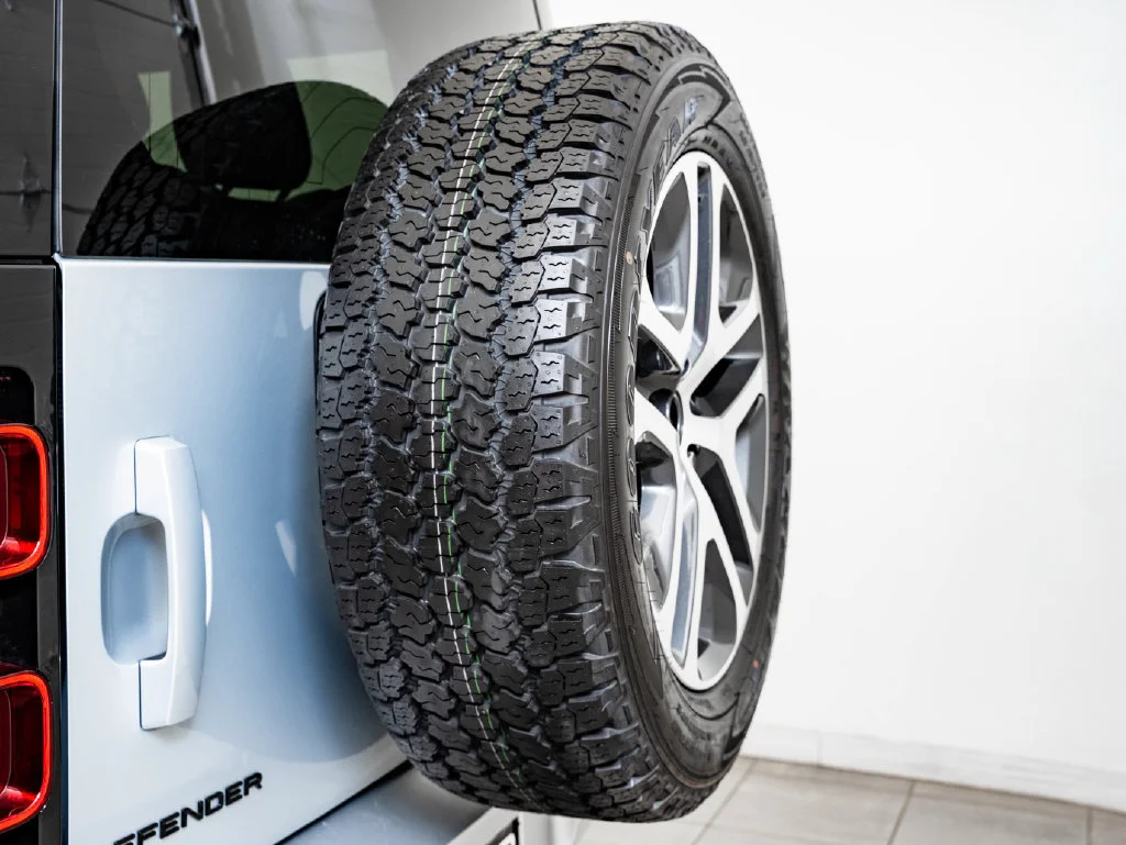 Used 2024 Hakuba Silver Metallic Land Rover S image 51