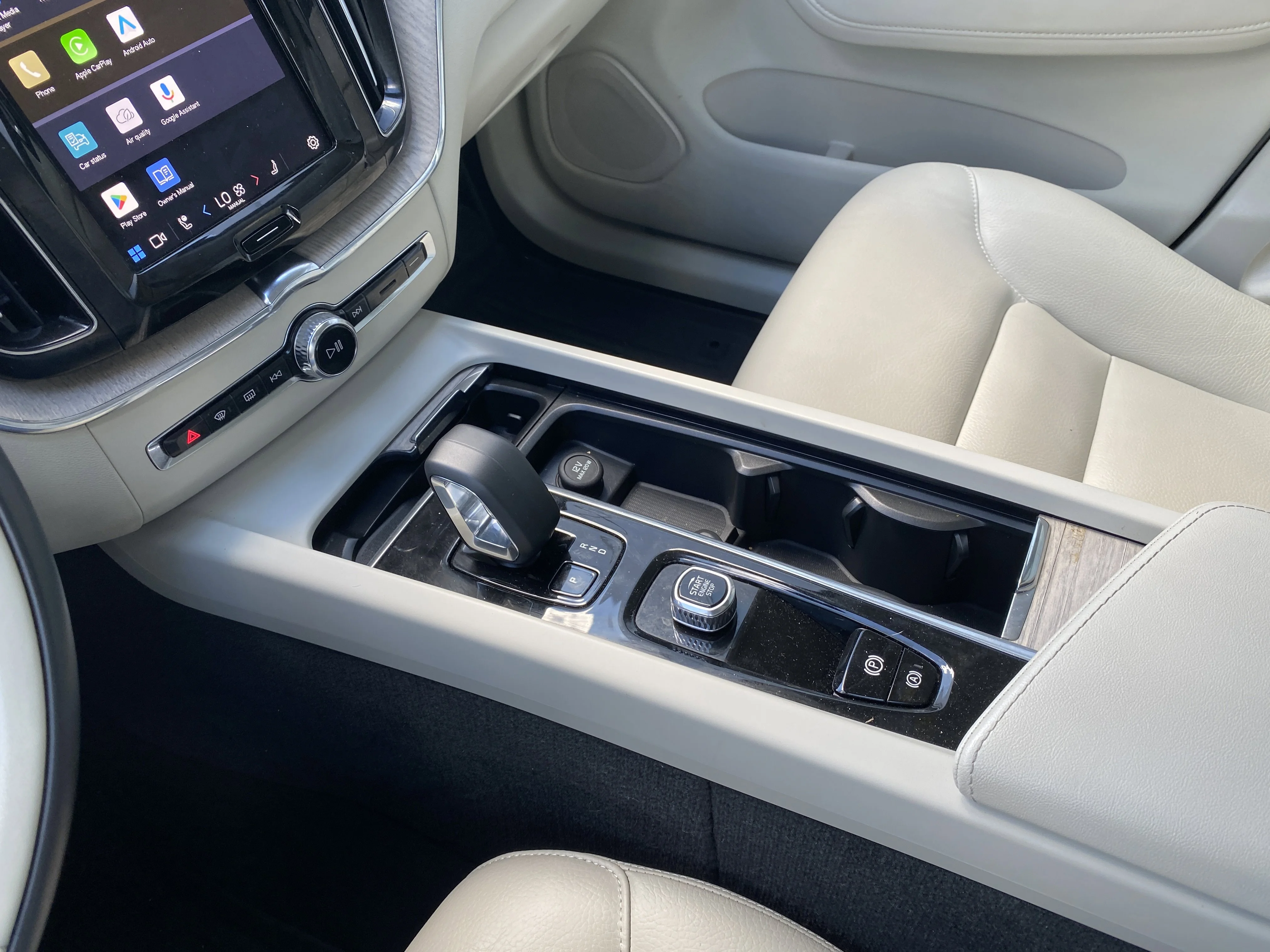 Certified Used 2024 Blue Volvo Plus Dark Theme AWD * 360 CAMERA * PANORAMIC SUNROOF * SAFETY PLUS * image 17