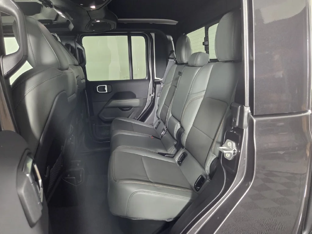 New 2026 Granite Crystal Metallic Clear-Coat Exterior Paint Jeep Mojave X image 18