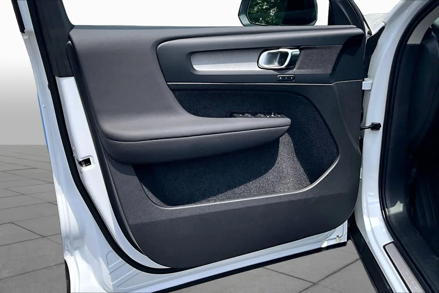 2026 Volvo XC40 Plus - Photo 11