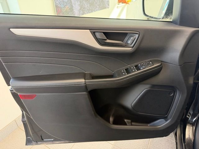 Used 2022 Black Metallic Ford SE image 21