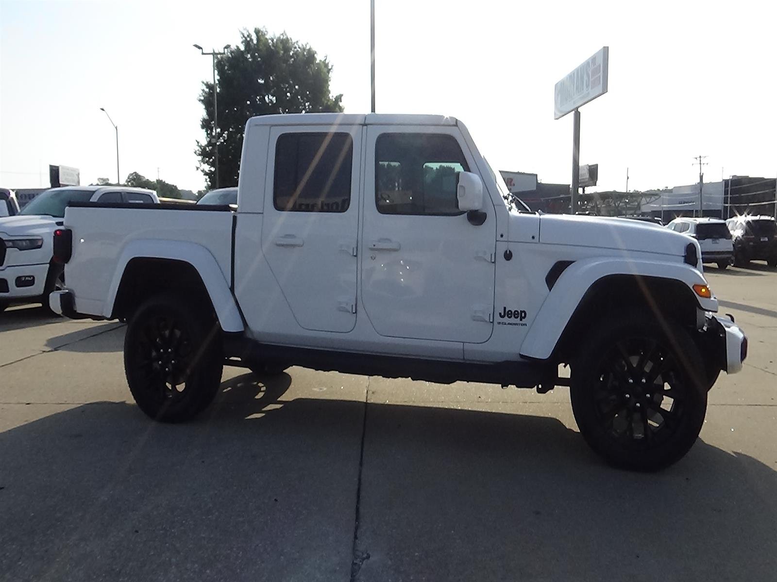 Used 2023 Bright White Clear Coat (pw7) Jeep High Altitude image 5