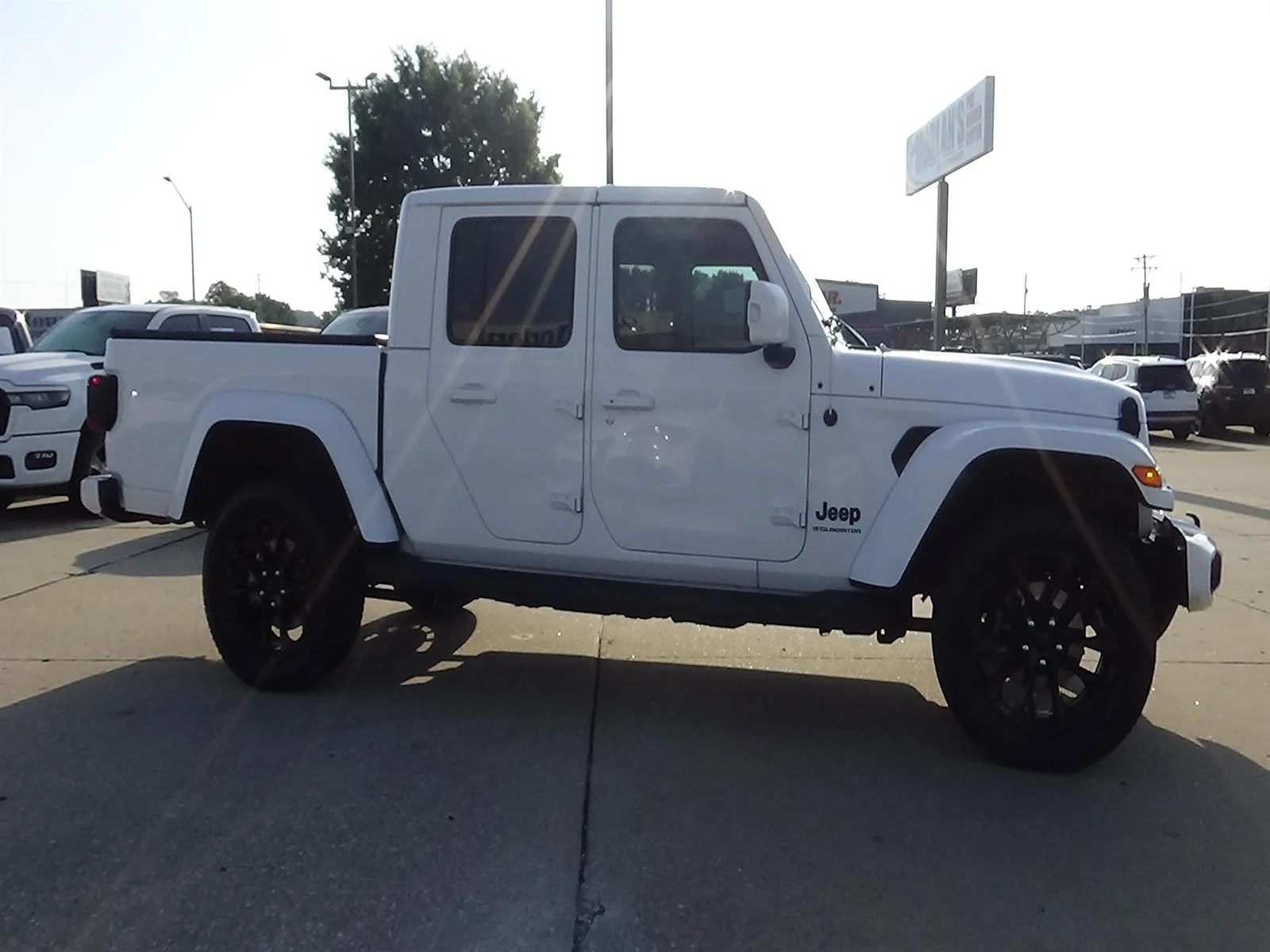 Used 2023 Bright White Clear Coat (pw7) Jeep High Altitude image 5