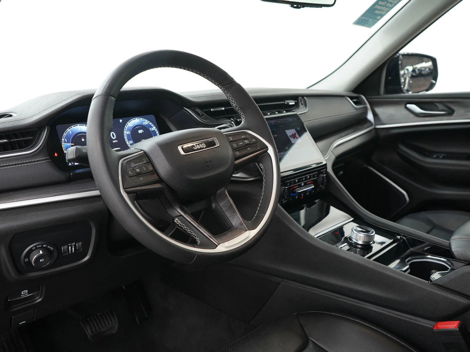 Used 2023 Diamond Black Crystal Pearlcoat Jeep Limited image 26