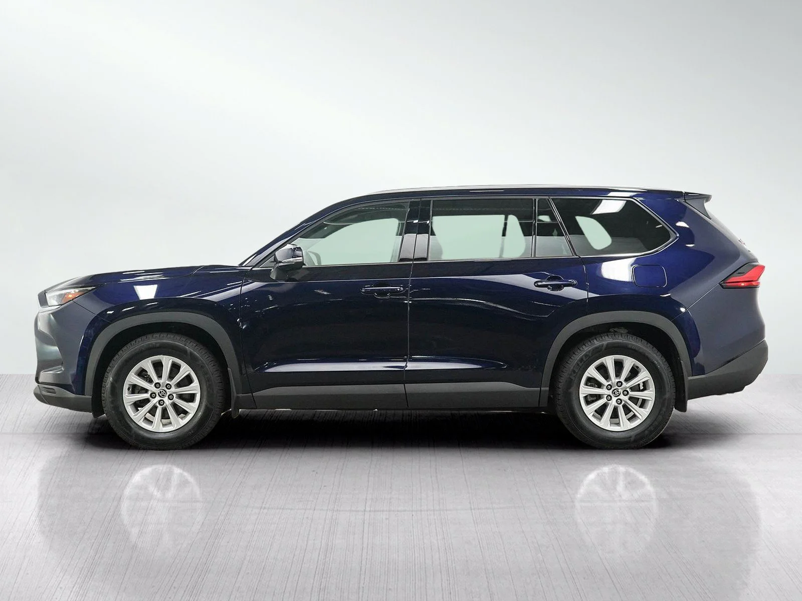 Used 2024 Toyota Grand Highlander XLE with VIN 5TDAAAB55RS000103 for sale in Burnsville, Minnesota