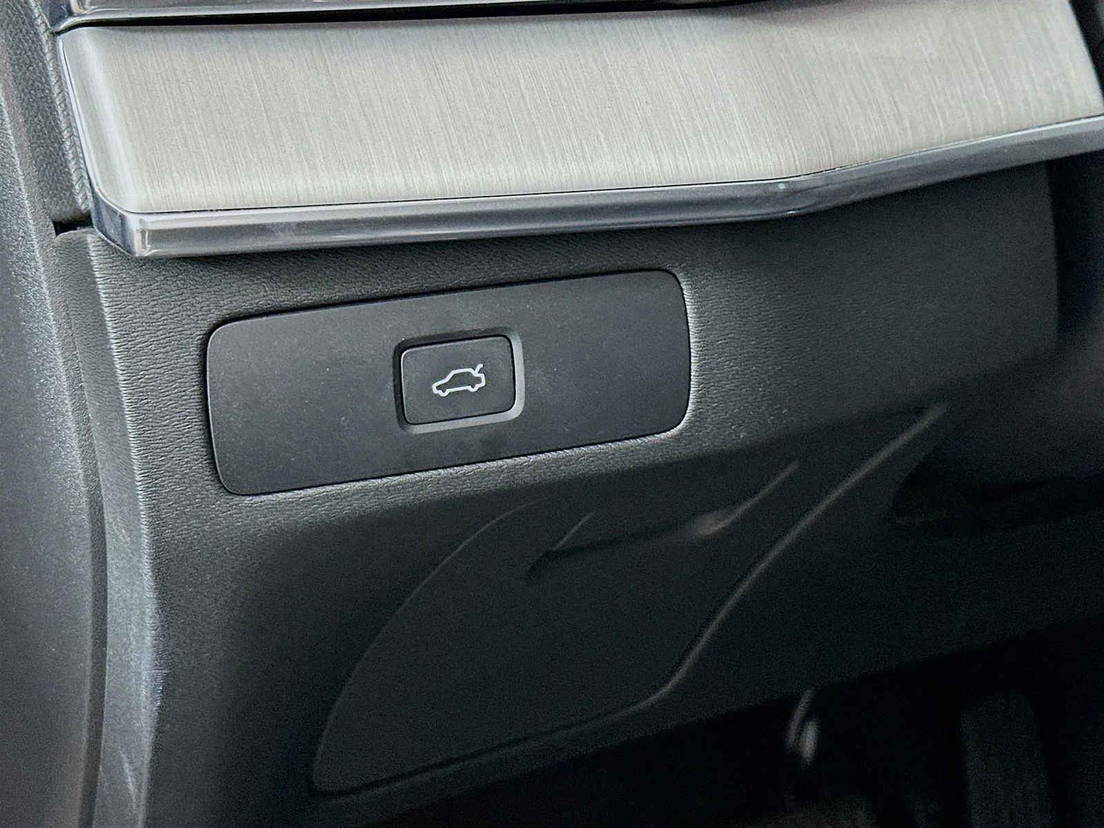 Used 2025 Vapour Grey Metallic Volvo B5 Core image 10