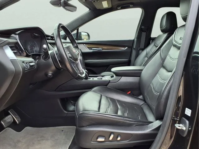 Used 2020 Black Cadillac Sport image 12