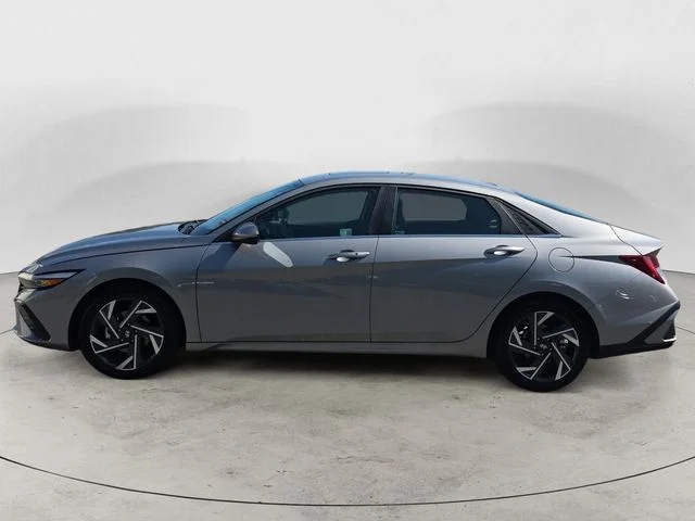 Used 2025  Hyundai SEL Convenience image 2