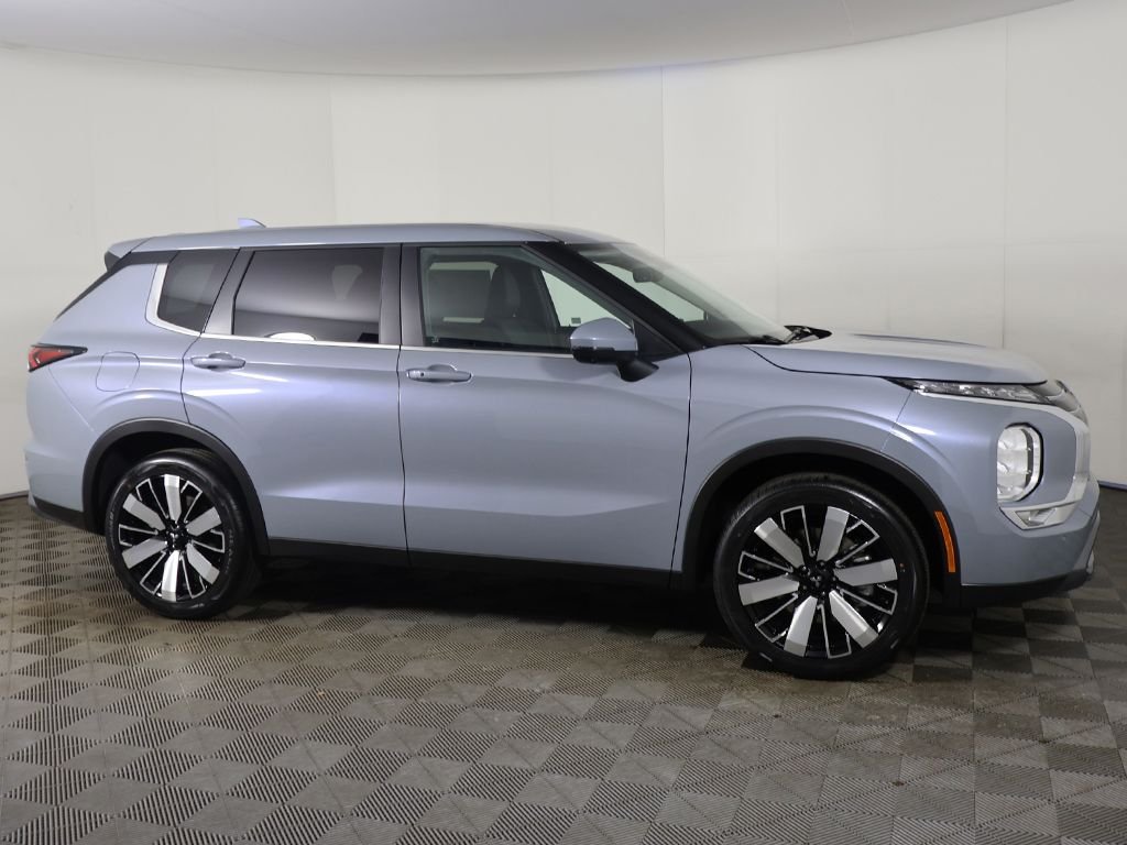 New 2026 Gray Mitsubishi SE image 18