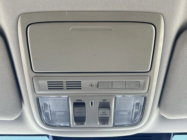 Used 2018  Honda Touring image 31