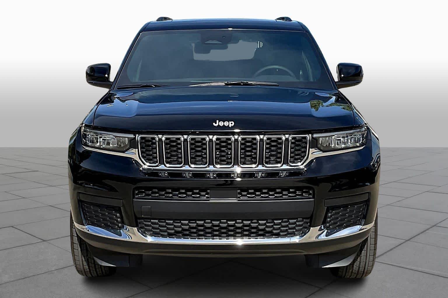 New 2025 Diamond Black Crystal Pearl-Coat Exterior Paint Jeep Laredo X image 3