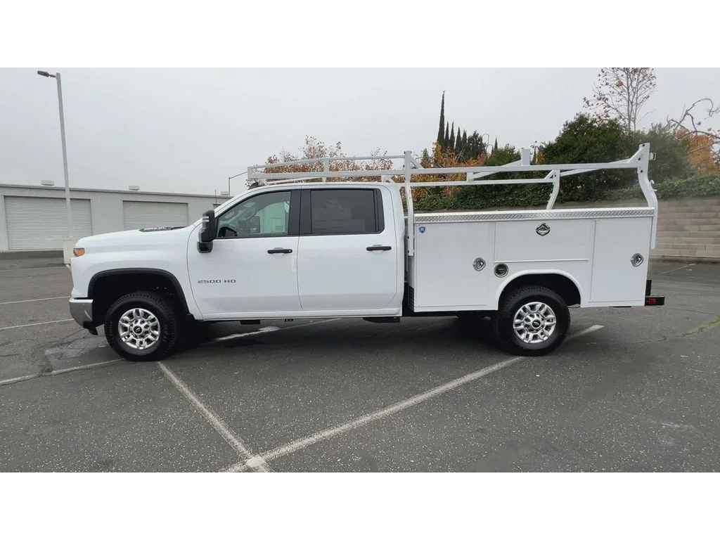 New 2026 Summit White Chevrolet WT image 7