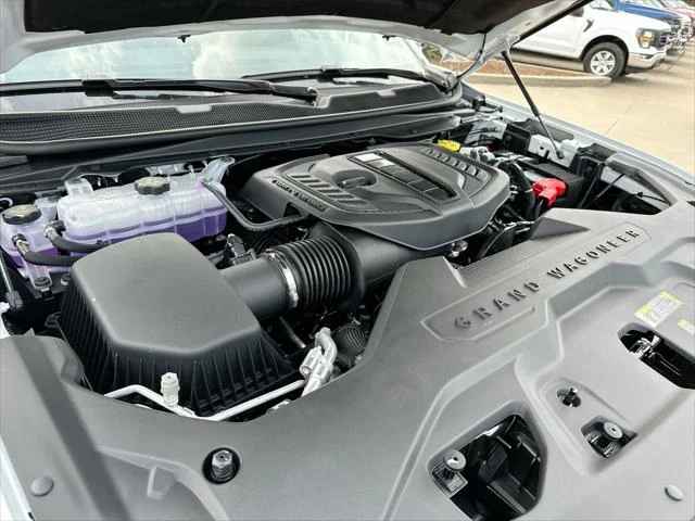 New 2026 Bright White Clear-Coat Exterior Paint Jeep Limited Altitude image 28
