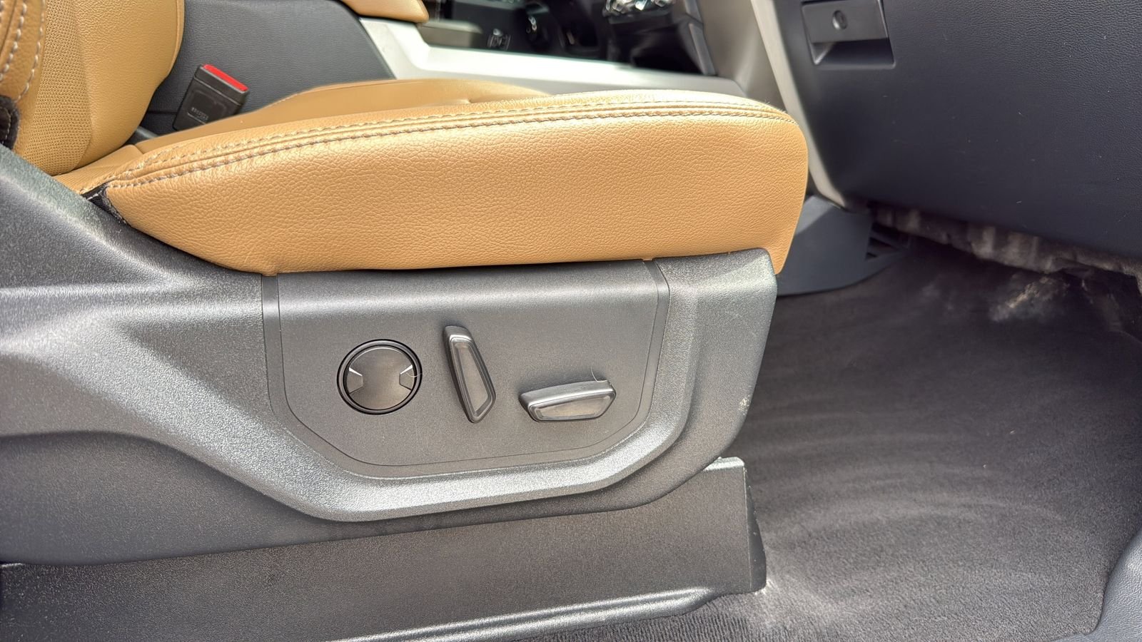 Used 2022 White Ford Lariat image 21