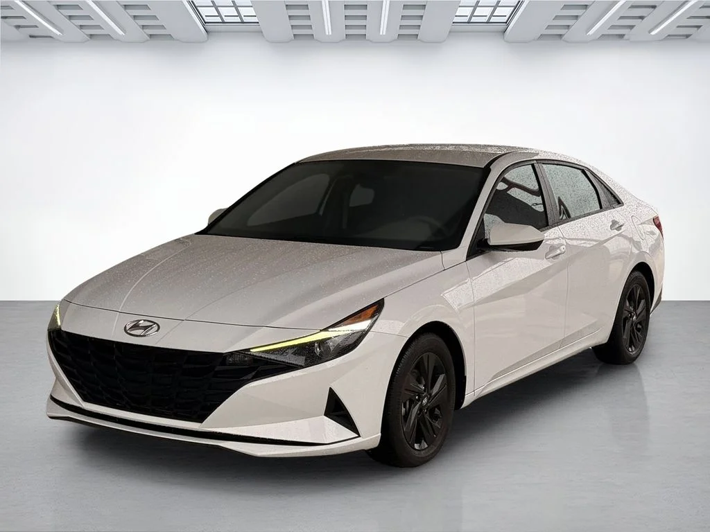 Used 2023 White Hyundai SEL image 2