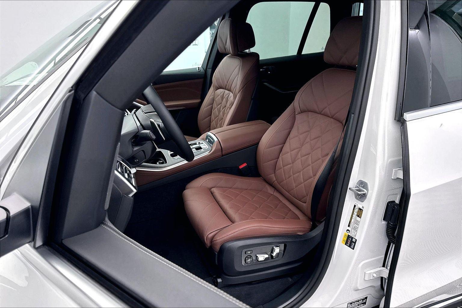 New 2026 Mineral White Metallic BMW xDrive50e image 28