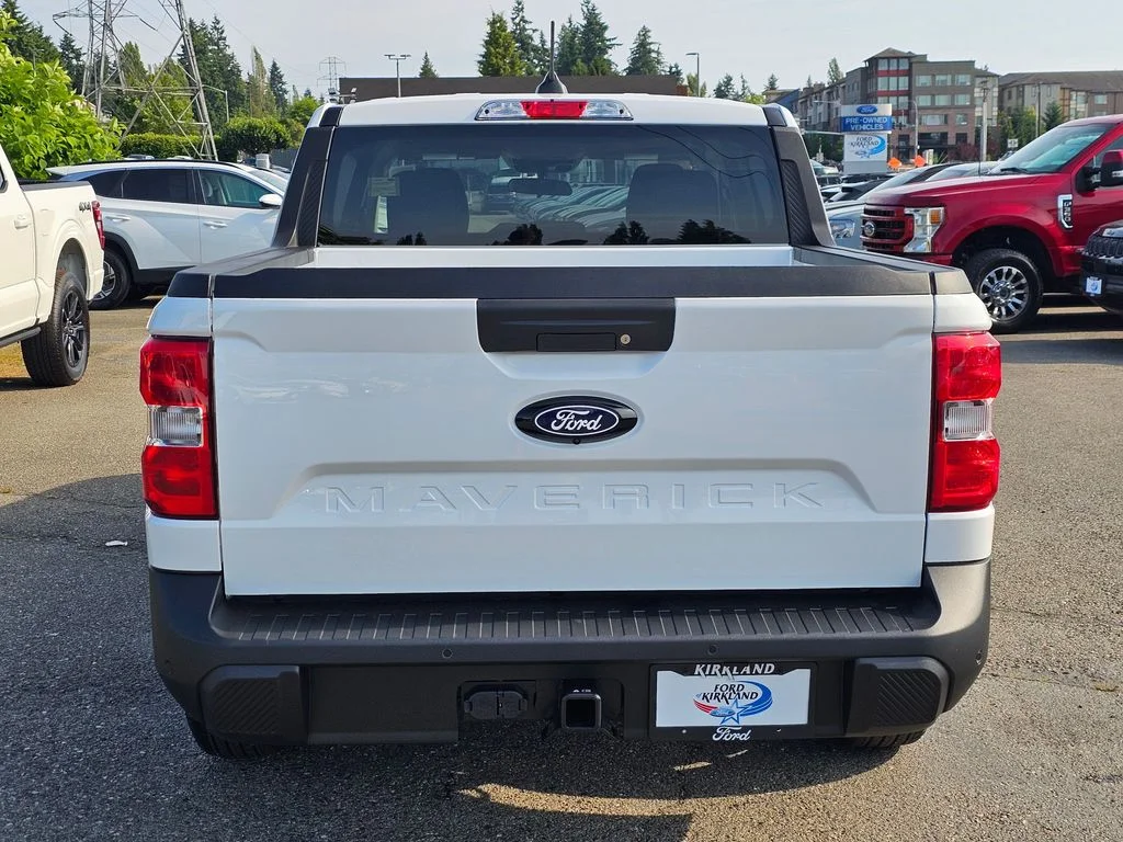 New 2025 Oxford White Ford XLT image 6
