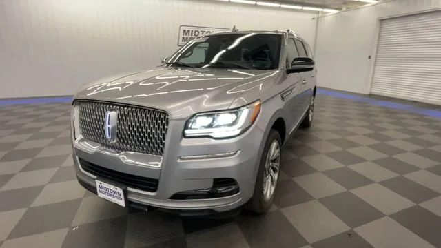 Used 2023 Silver Radiance Metallic Lincoln Reserve image 3