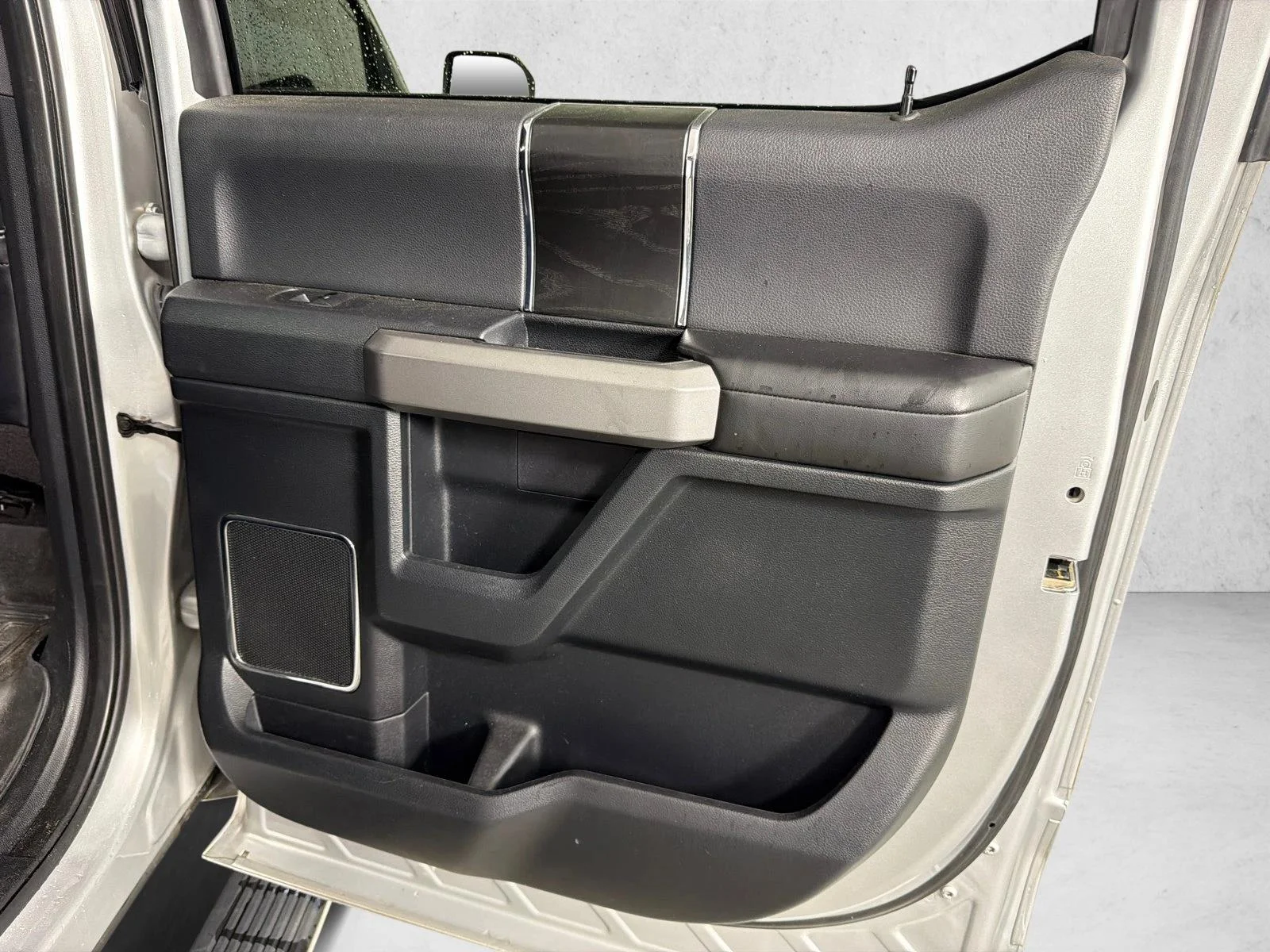 Used 2019 White Ford Platinum image 17